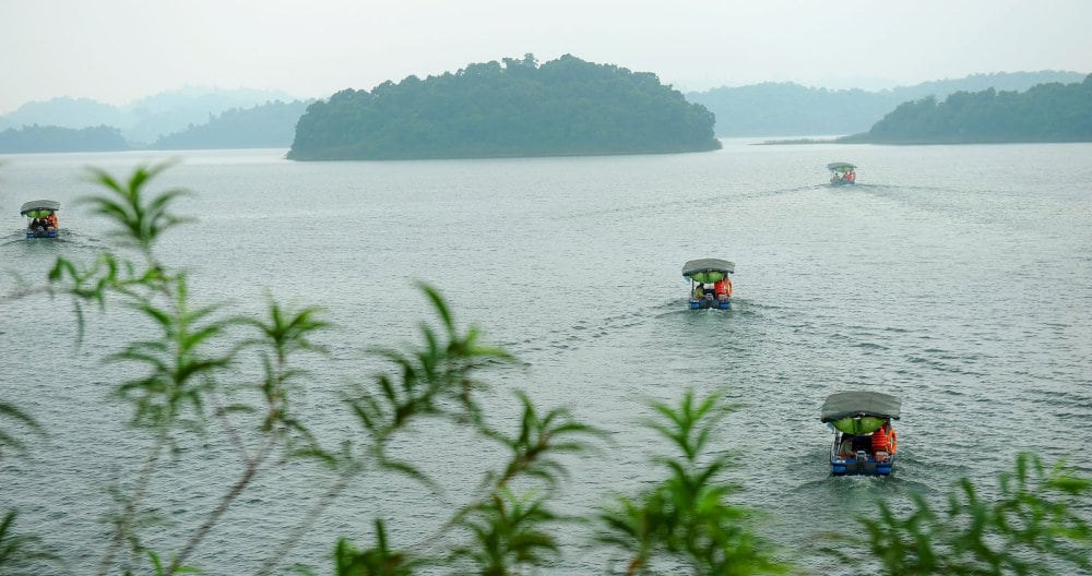 Du ngoạn trên hồ Sông Mực
